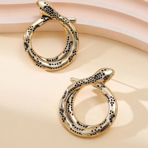 🚫SOLD 🚫Snake earrings. Beautiful fashion earrings - Picture 2 of 2